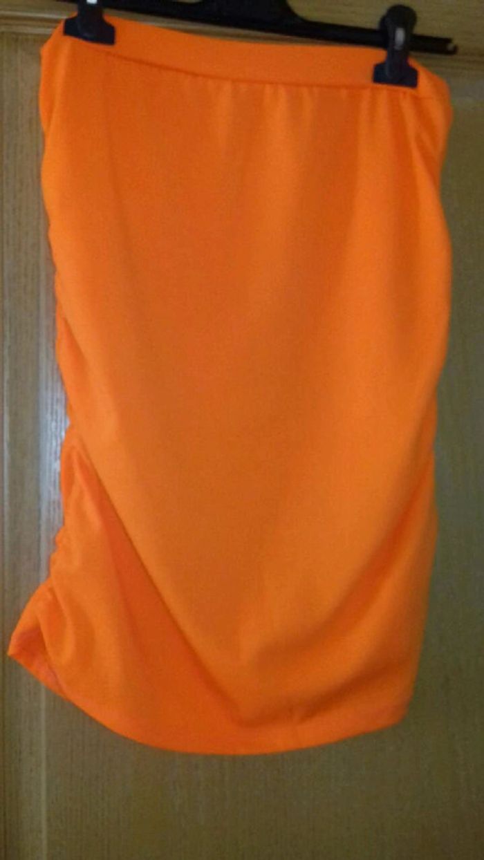 Bustier orange fluo qui cache les fesses resserrés sur les côtés taille 40