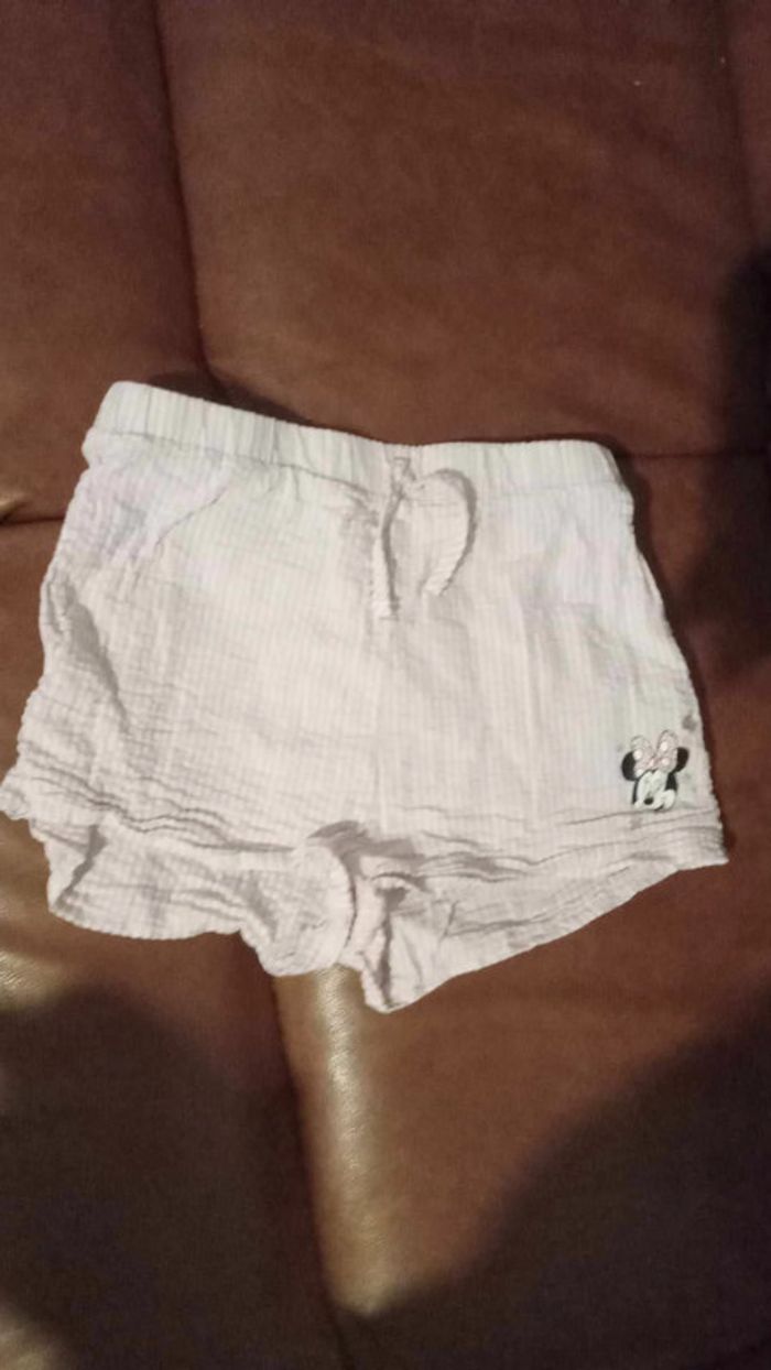 short minnie  avec petite etoiles 8/9ans