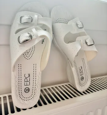 Claquettes neuves blanche taille 39