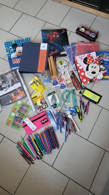 Lot fournitures scolaires