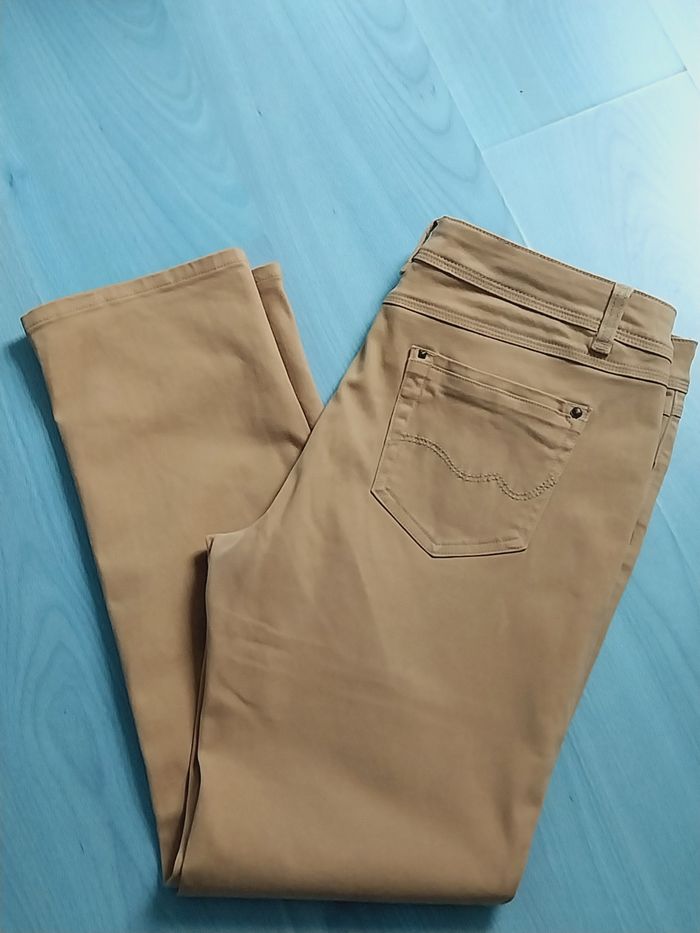 Joli pantalon  marque "C'est beau la vie" taille 46