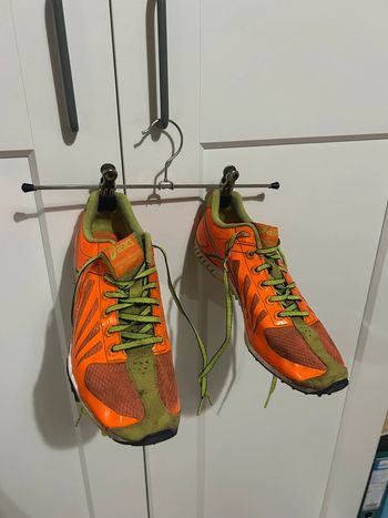 604 – Pointes d’athlétisme Asics oranges et vert-citron