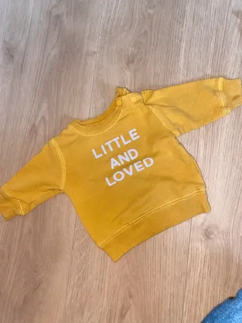 Sweat jaune “Little and Loved” - Taille Naissance