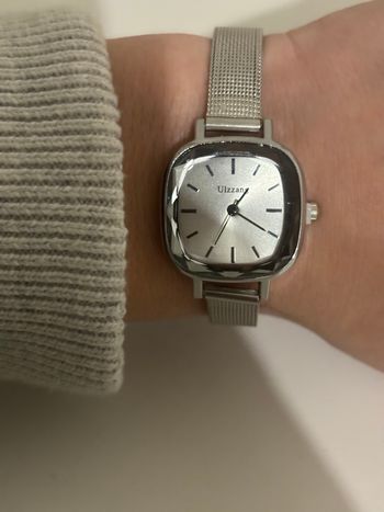 Montre argentée élégante – Cadran rectangulaire moderne 