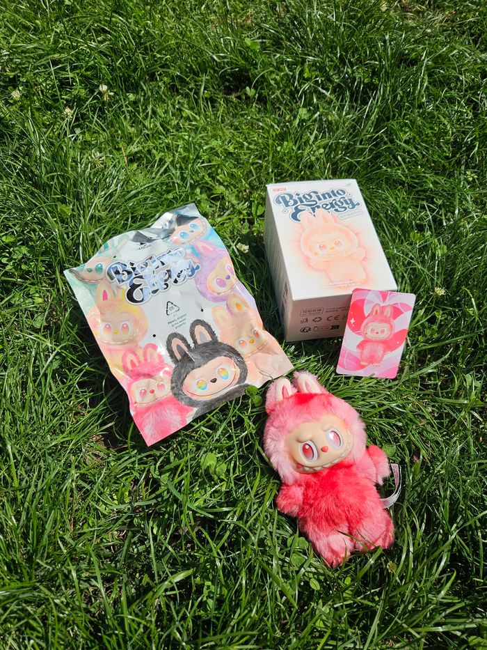 Labubu Big Into Energy Figurine "Love" Pop Mart