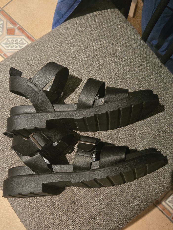 Sandales noires à boucles P38 Primark - photo numéro 2