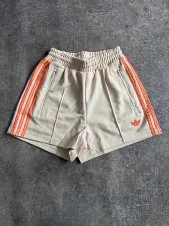 ✨ Short Adidas Originals Firebird Plissé Beige Bandes Oranges Quadrillées 
