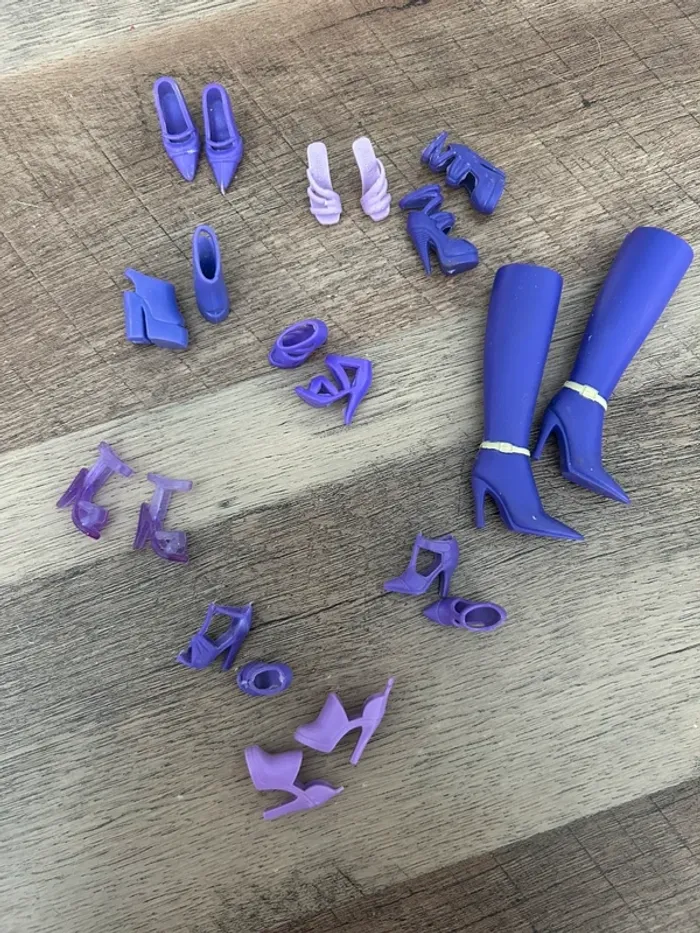 Paires de chaussures violettes pour poupée Barbie ou similaire – 2€ la paire