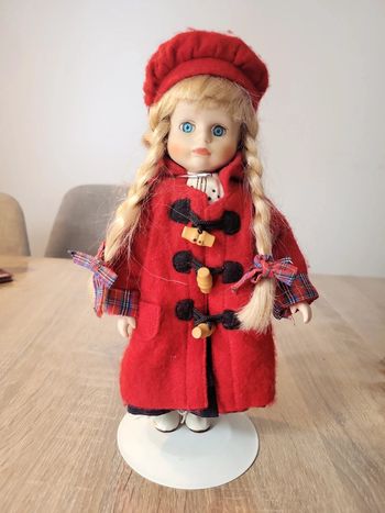 Poupee en porcelaine