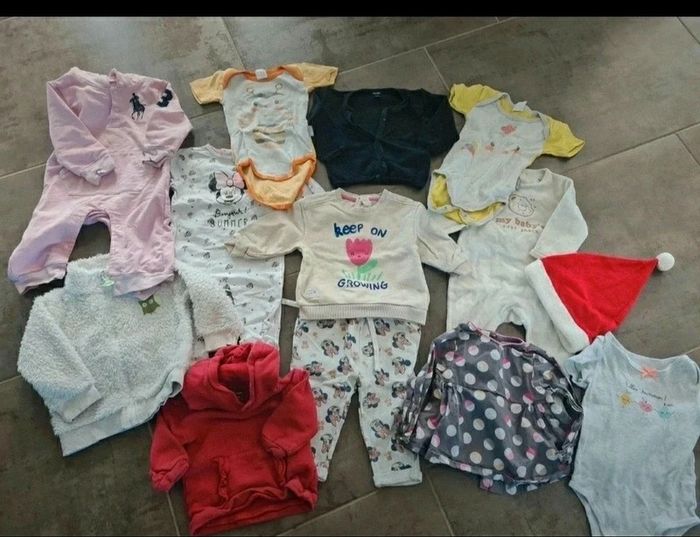 Lot de vêtements fille 9 mois pyjama grenouillère bodie Minie robe veste haut