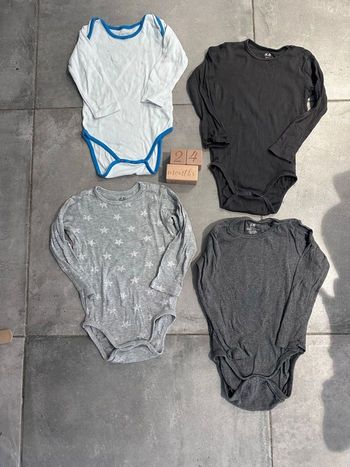 Lot de 4 bodys manches longues taille 24 mois H&M très bon état