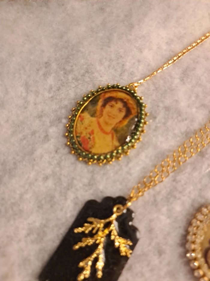 Lot de colliers doré avec pendentif multicolore - photo numéro 10