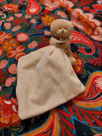 #01 - Doudou et compagnie - doudou mouchoir ours