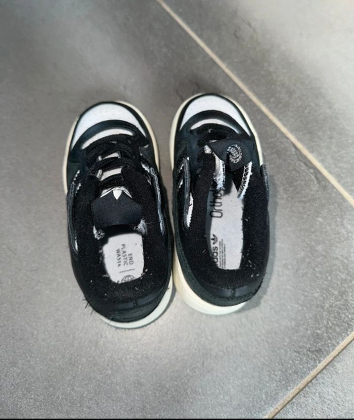 Basket adidas T.22 - photo numéro 3