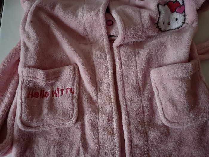 Robe de chambre rose clair 4 ans  polyester 2 poches et une ceinture.Hello Kitty. Très bon état - photo numéro 4