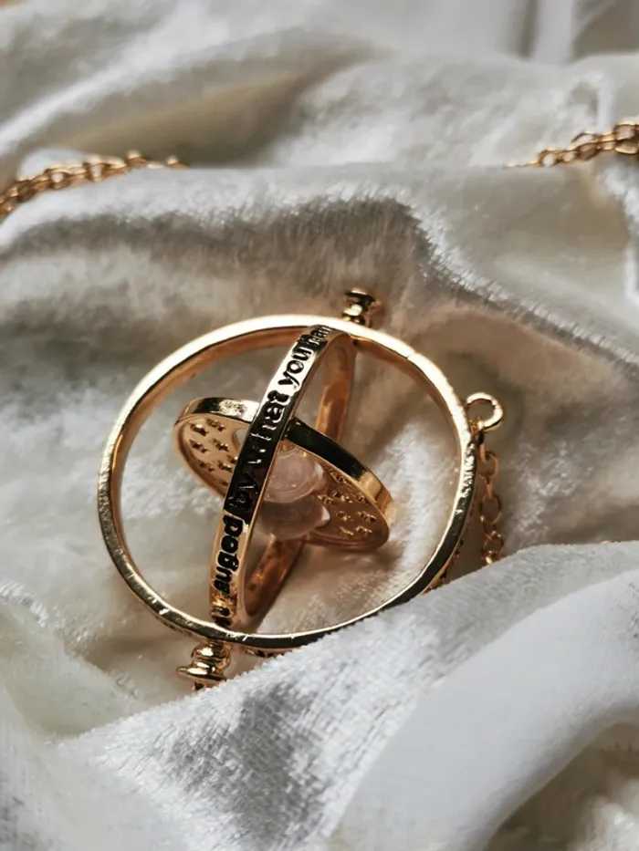 Chaine et pendentif retourneur de temps