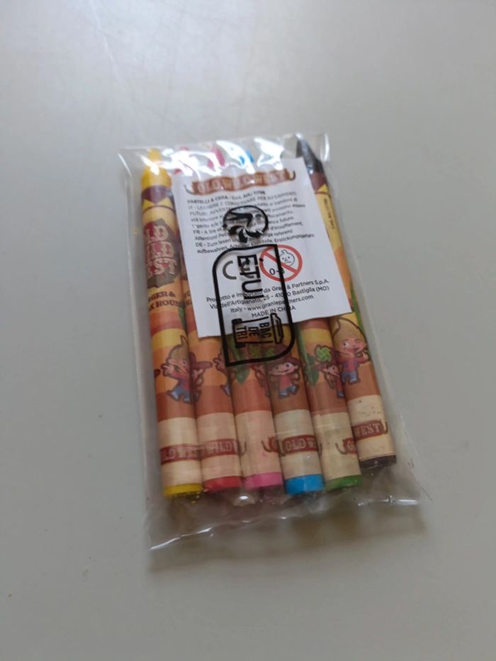 Lot crayon et jouet - photo numéro 3