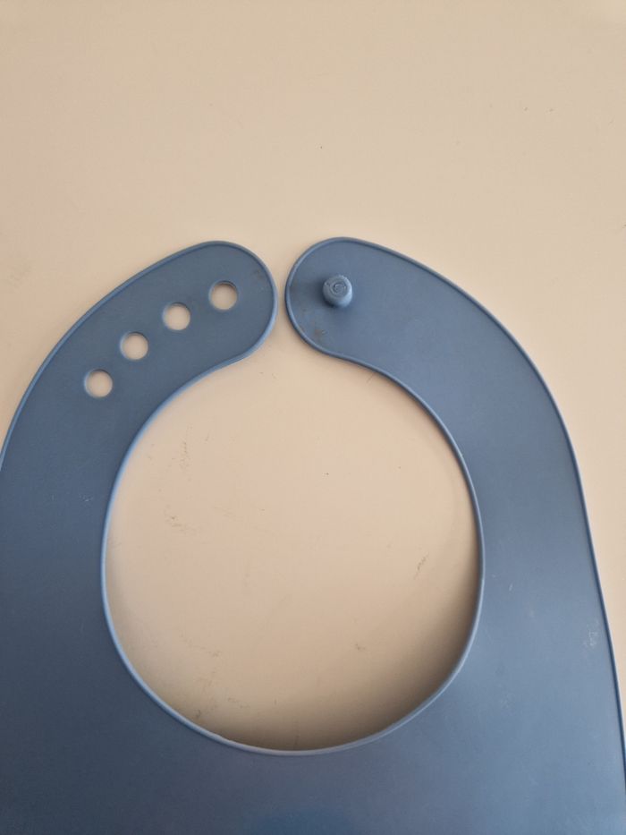 Bavoir bleu  en silicone neuf - photo numéro 4