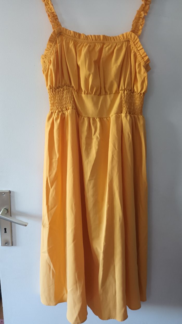 Robe longue jaune d'été