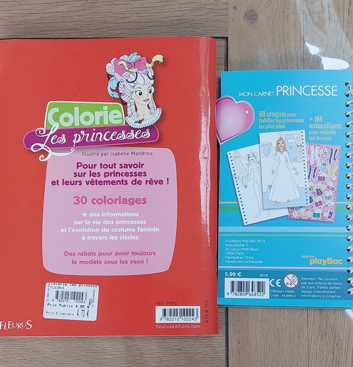 Lot de 2 cahiers d'activités Princesse Lot de 2 cahiers d'activités Princesse. 
Le 1er comporte des stickers à coller.
J'ai entouré sur les photos les stickers manquants et il manque 2 croquis.
Les autres n'ont pas été réalisés. 
Le 2è - photo numéro 2
