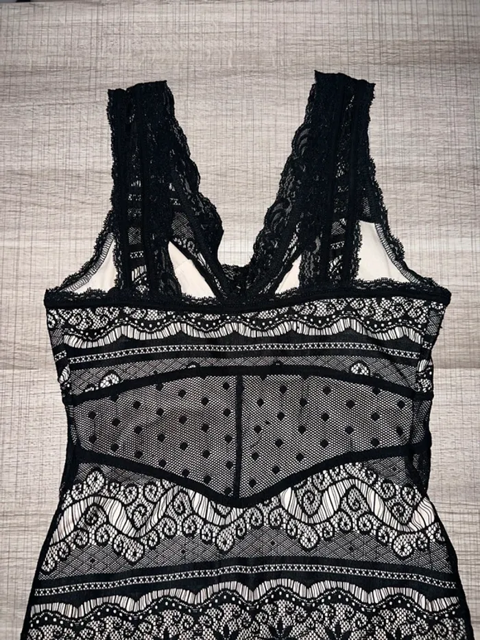 Robe mi-longue dentelle - photo numéro 2