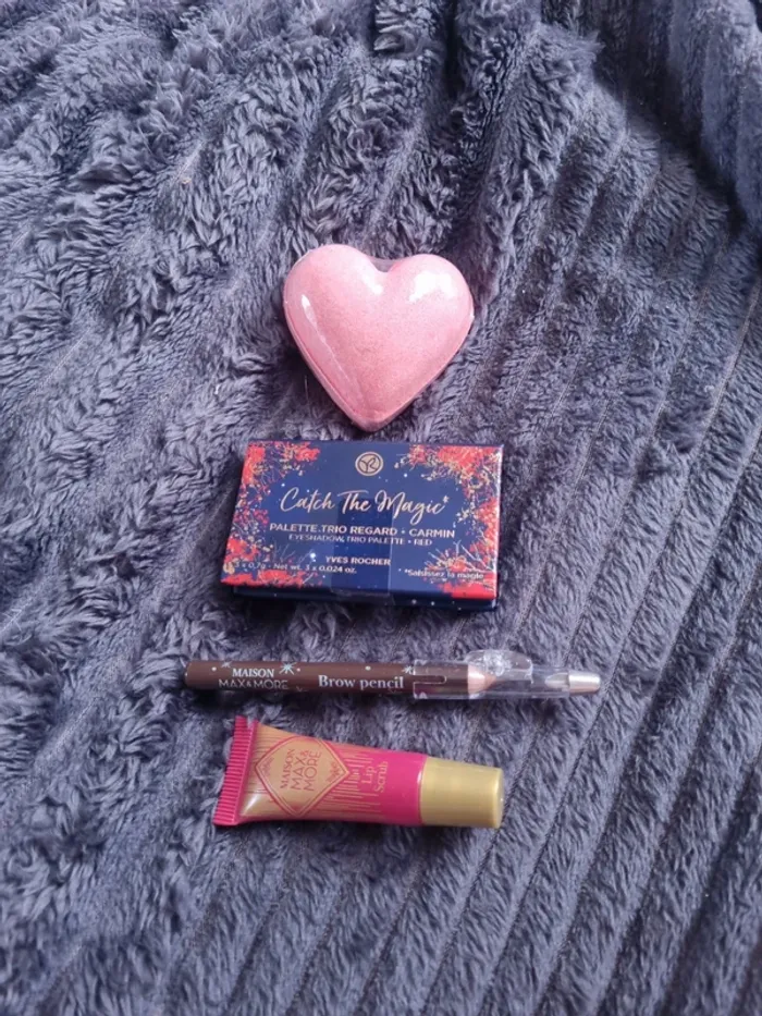 lot de 4 produits palette crayon sourcils lip scrub bombe de bain yves rocher action