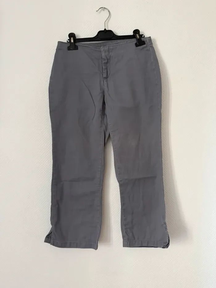 Pantacourt gris en bon état taille 36 army dept