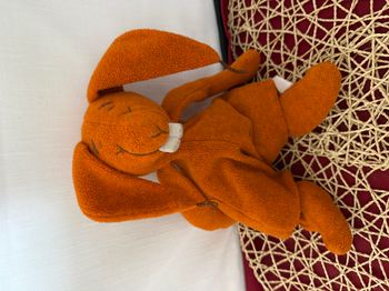 Peluche Lapin KIK. ERIK.I Orange et blanc poils ras 32 cm