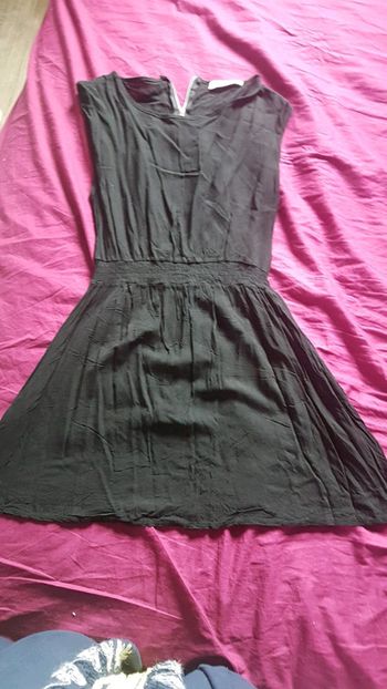 Robe noire sans manches simple