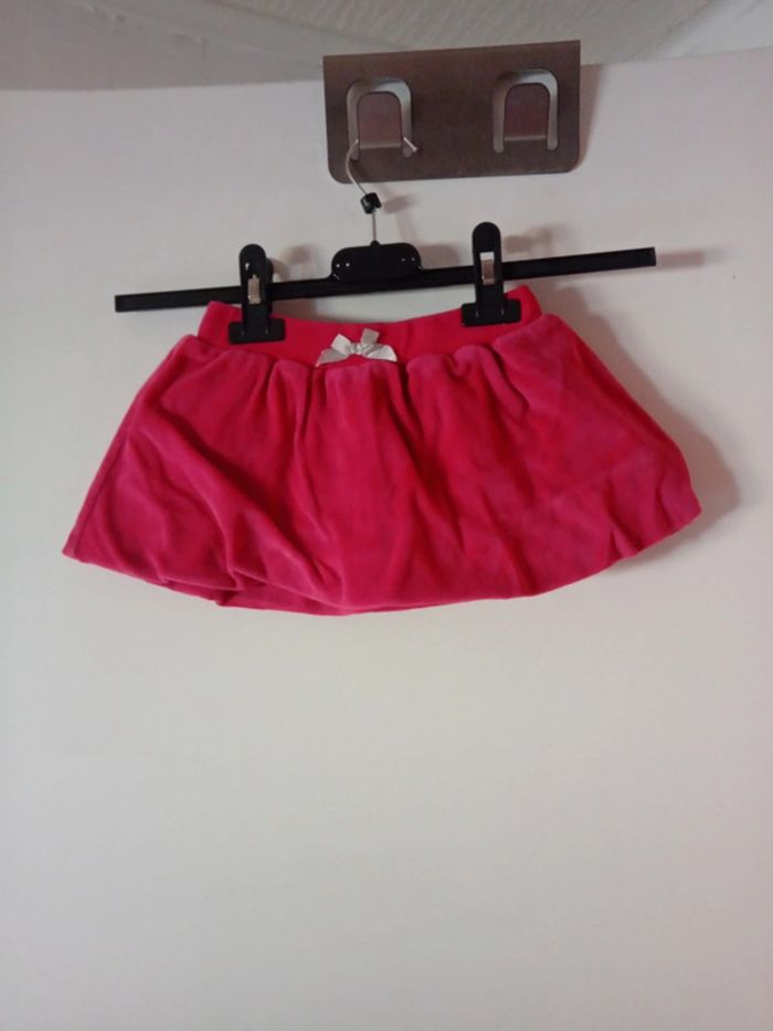Jolie jupe rose.  4 ans