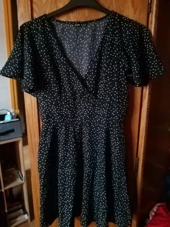 Robe noire à pois blancs