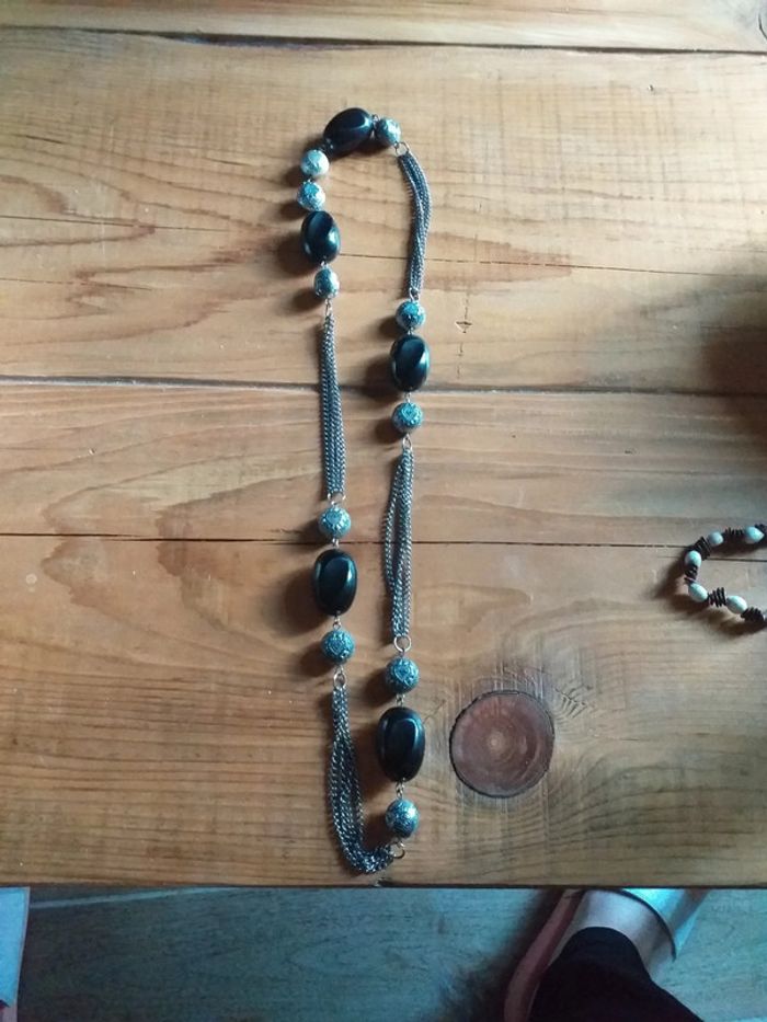 Petit sautoir noir argenté