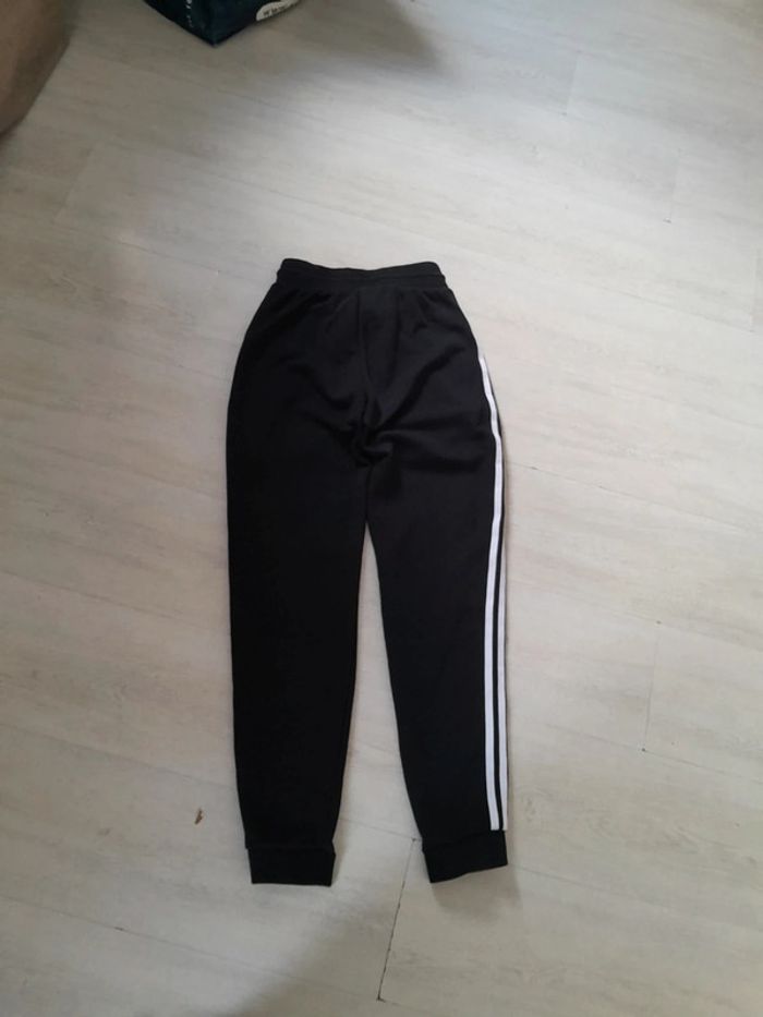 Très beau pantalon de jogging adidas - photo numéro 2