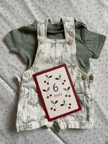 Salopette short + tee shirt manches courtes 6 mois