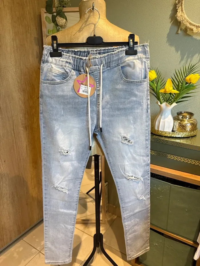 Très beau jean magique troué femme 40