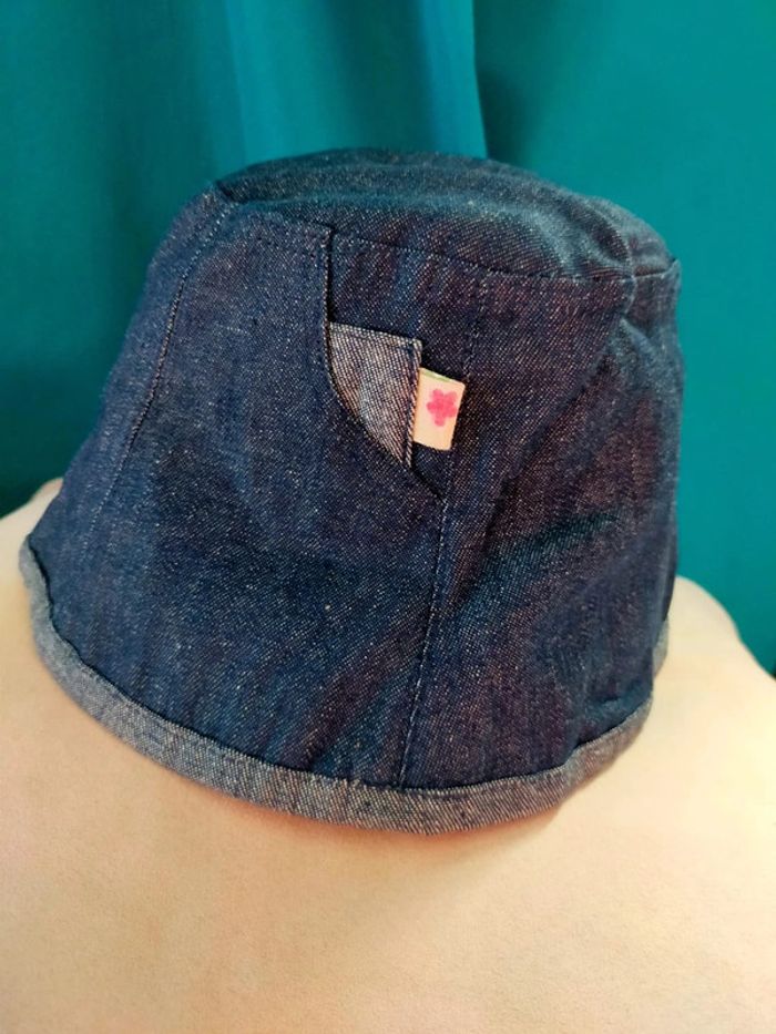 Bob bébé en jean motifs fleurs – Taille 52cm – Neuf