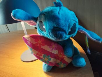 Peluche Disney Stitch planche de surf. 25 cm. Neuve