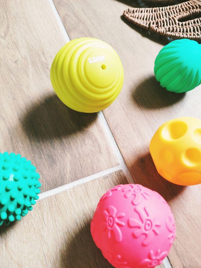 👶Lot de 7 balles multicolores sensorielles en plastique premier âge marque Ludi - photo numéro 2