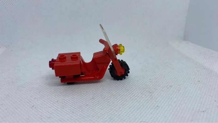 Lego moto ancienne motorcycle Town red + windscreen x81c02 + bb0057