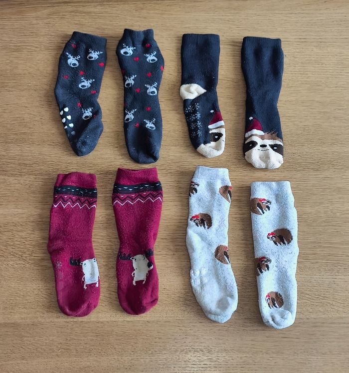 🦎 Lot 4 paires de chaussettes de Noël
antidérapantes - P27/30🦎