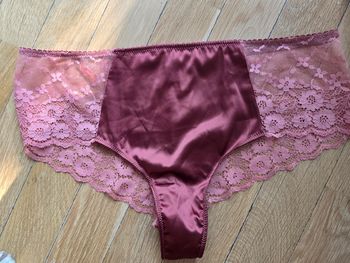 Joli shorty  en dentelle et satin