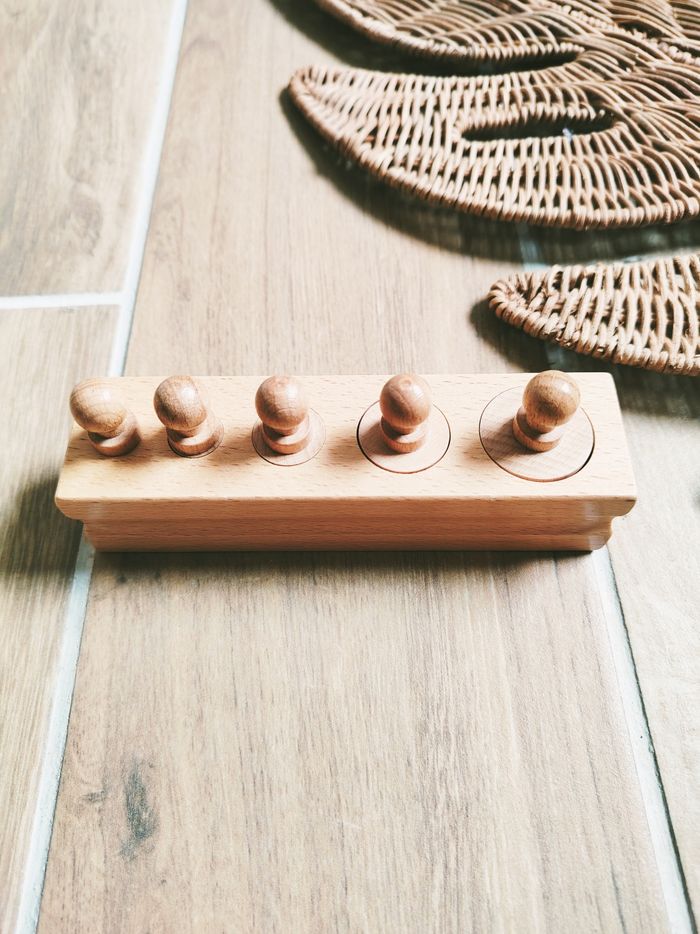 👶Bloc de cylindres-poids en bois Montessori perception dimensionnelle JB1017🐷Puzzle d'encastrement avec bruits d'animaux de la ferme en bois marque Janod JB180
🎀Convient dès l'âge de 2 ans 
🎀Produit de légers sons d'animaux 
🎀Fonctionn - photo numéro 2
