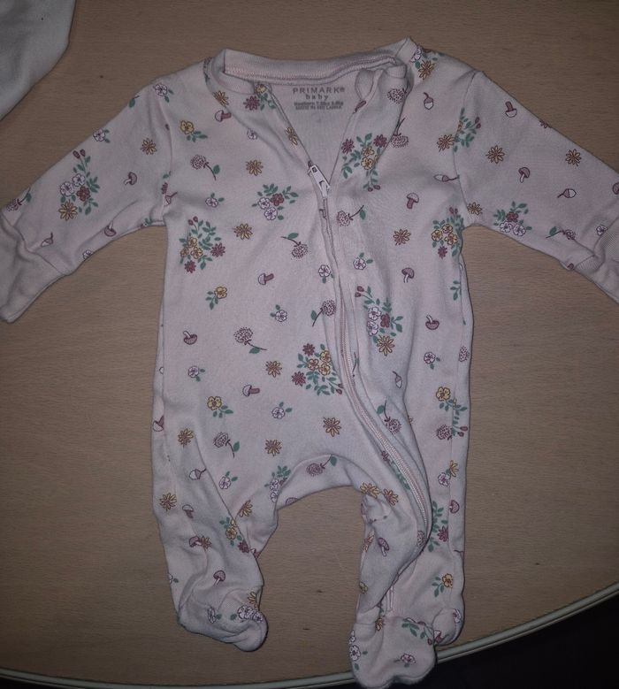 Body + 2 pyjamas Taille naissance (3,4kg) - photo numéro 2