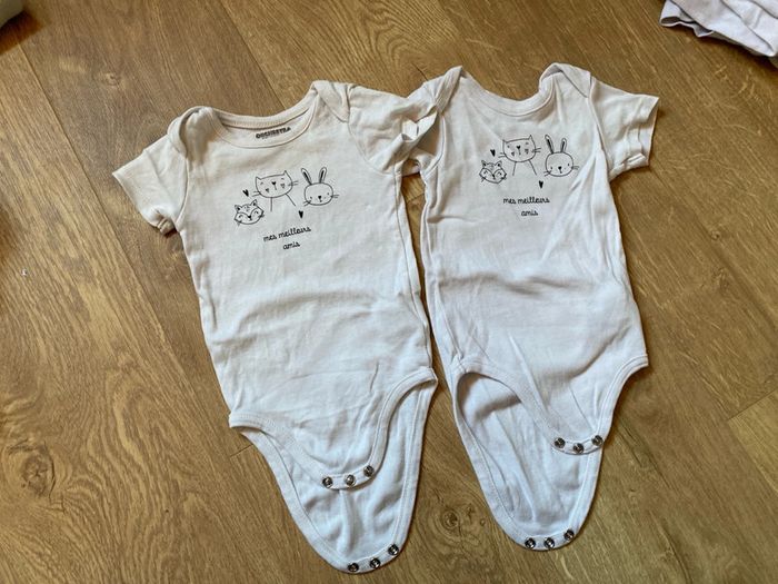 Lot bodies 12 mois