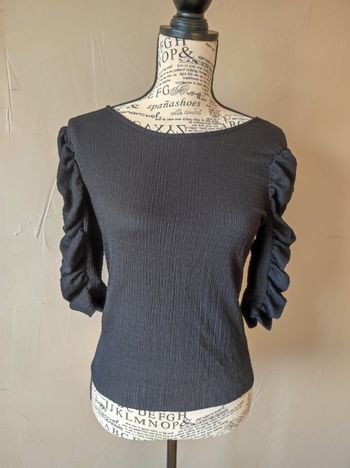 Top noir manches bouffantes Mango taille M