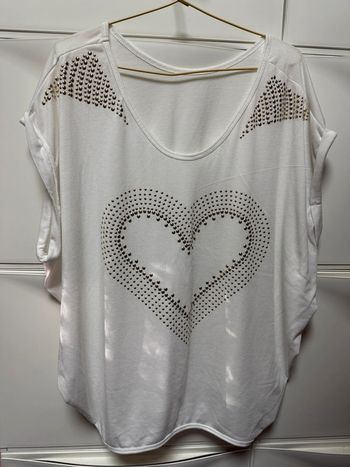 T-shirt blanc femme avec manche large et cœur cloutée taille L