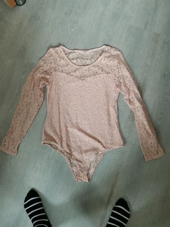 Joli body dentelles couleur saumon clair