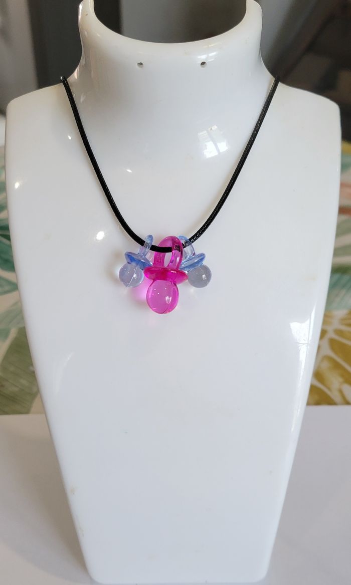 collier totoche des années 90 rose foncé bleu clair ! NEUF !