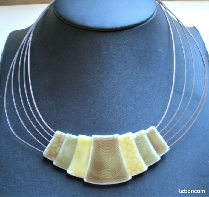 Collier sur 5 fils rigides   - Email caramel et beige