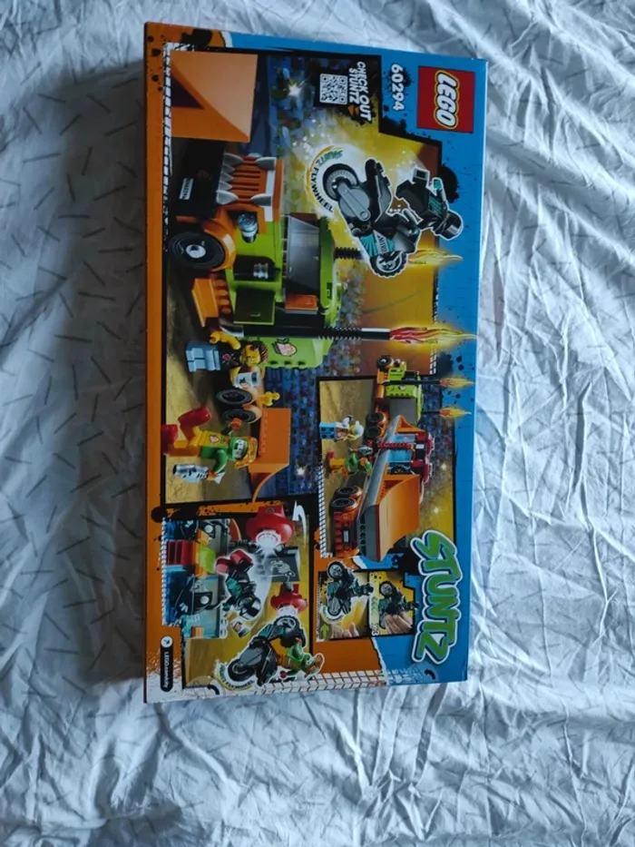 Lego City camion des cascadeurs 60294 neuf - photo numéro 2